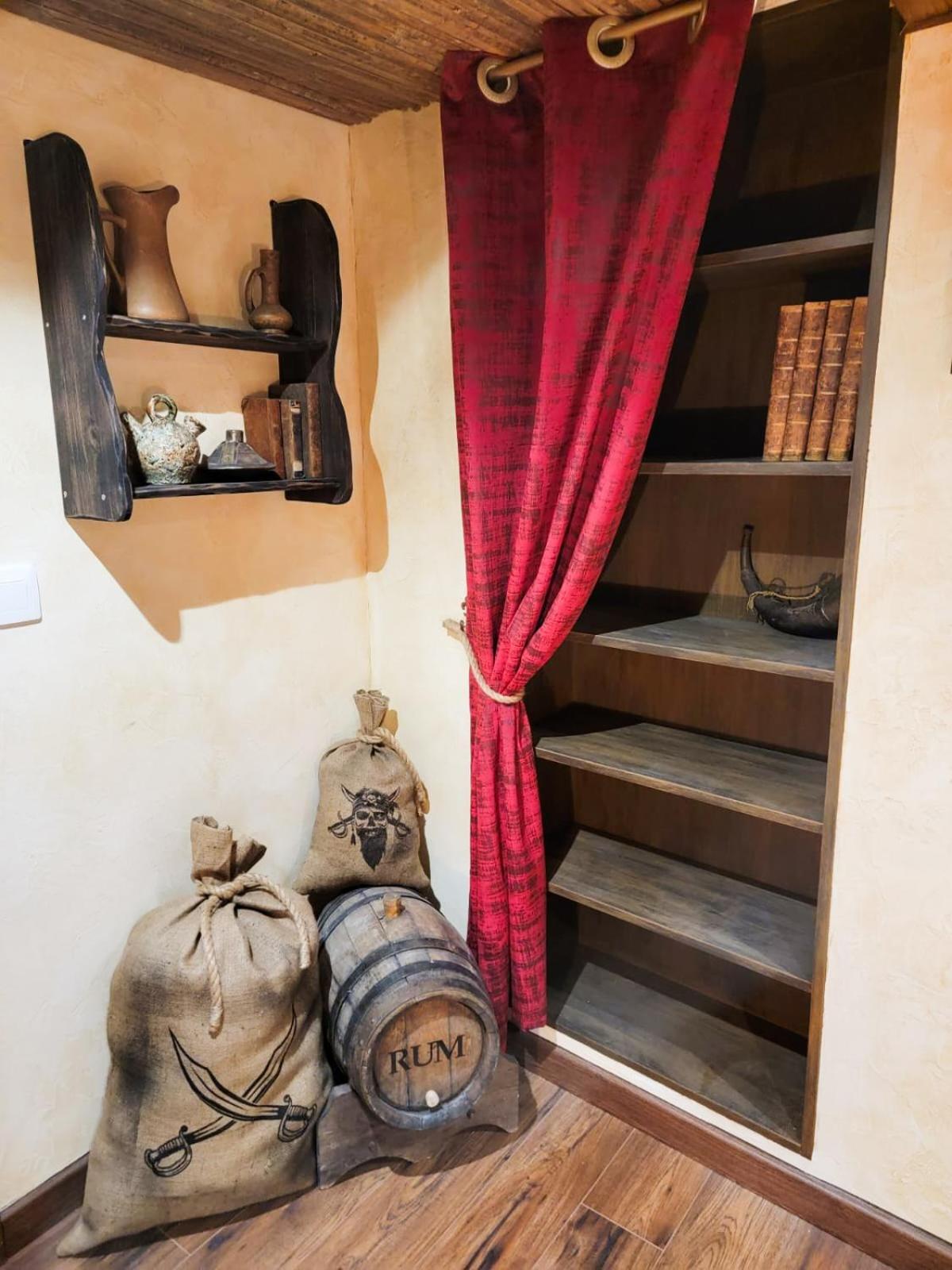 Le Repaire Des Pirates Logement Magique Sainte-Croix-en-Plaine Exteriör bild