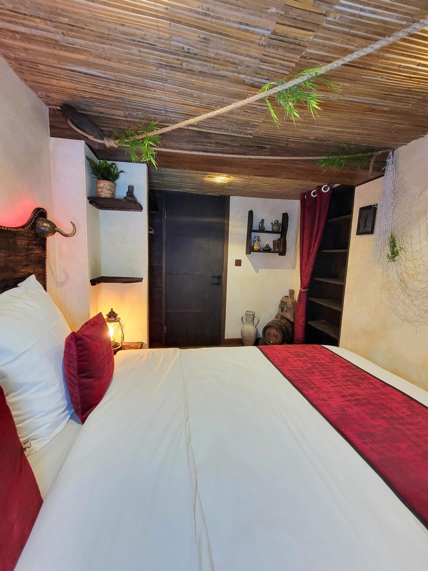 Le Repaire Des Pirates Logement Magique Sainte-Croix-en-Plaine Exteriör bild